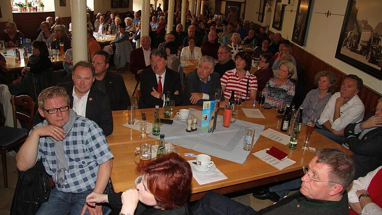 Auch Landrat Klaus Peter Söllner, SPD-Bundestagskandidat Thomas Bauske, 3. Bürgermeister Frank Wilzok, stellvertretende Landrätin Christina Flauder und Oberbürgermeister Henry Schramm sowie etliche Stadträte waren zur DGB-Kundgebung gekommen. Foto: Sonny Adam