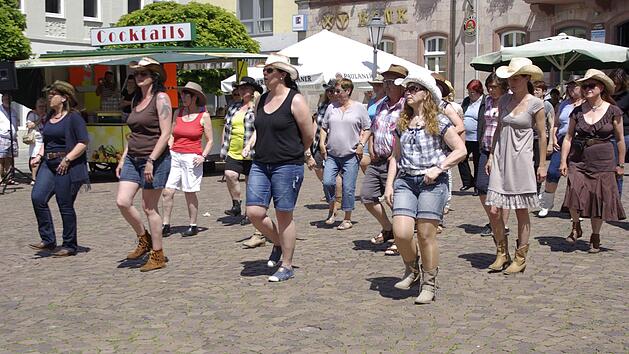 Line-Dance bei 31 Grad. Aber Cow-Girls und Western-Boys sind einiges gew&ouml;hnt. Foto: Winfried Ehling