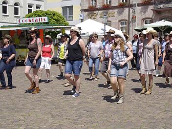 Line-Dance bei 31 Grad. Aber Cow-Girls und Western-Boys sind einiges gewöhnt. Foto: Winfried Ehling