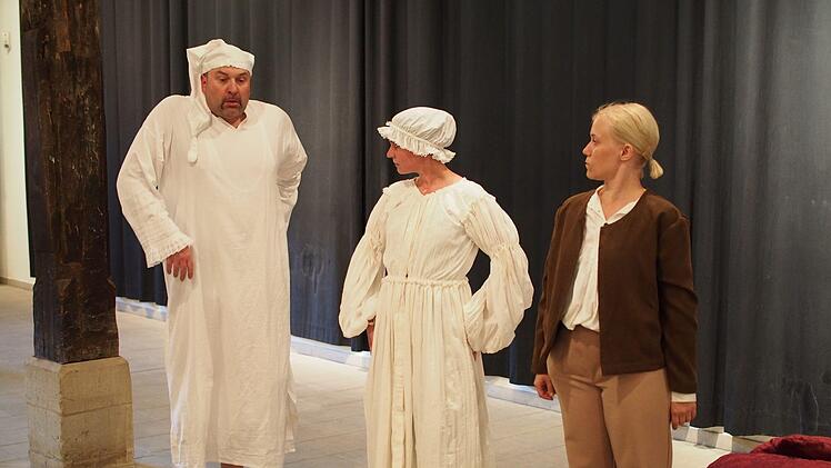 Erst angedrohter Liebesentzug bewegt den Grafen, seiner verkleideten Tochter das Lösegeld für ihre Freunde zu geben.  Foto: Nicole Julien-Mann