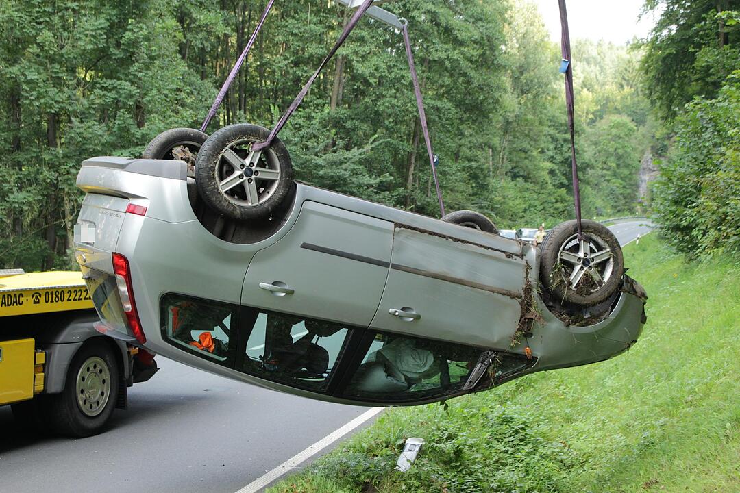 Spektakulärer Unfall bei Pottenstein: Pkw überschlägt sich und landet auf Dach