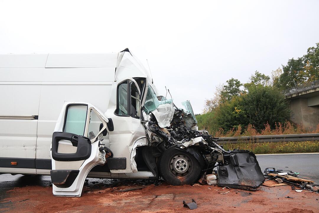 A3 im Kreis Bamberg: Kleintransporter fährt ungebremst auf Stauende auf – Lebensgefahr