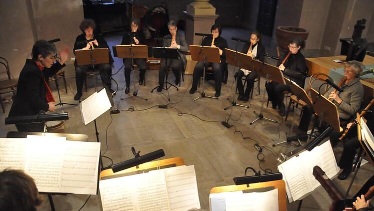 So vielseitig wie die Instrumente war auch die Konzertliteratur des Bad Kissinger BlockflötenEnsembles, unter der musikalischen Leitung von Kantorin Christine Stumpf. Foto: Peter Klopf