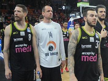 Enttäuschte Gesichter: Mit der Niederlage im Halbfinale gegen Alba Berlin verpasste Medi Bayreuth deutlich den Sprung ins Pokalfinale. Fotos: Peter Mularcyzk