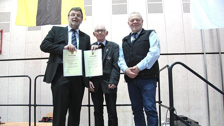 Bürgermeister Rehder würdigt den Einsatz von Bernhard Ackermann und Stefan Weber vom  SKV Niederlindach.Richard Sänger