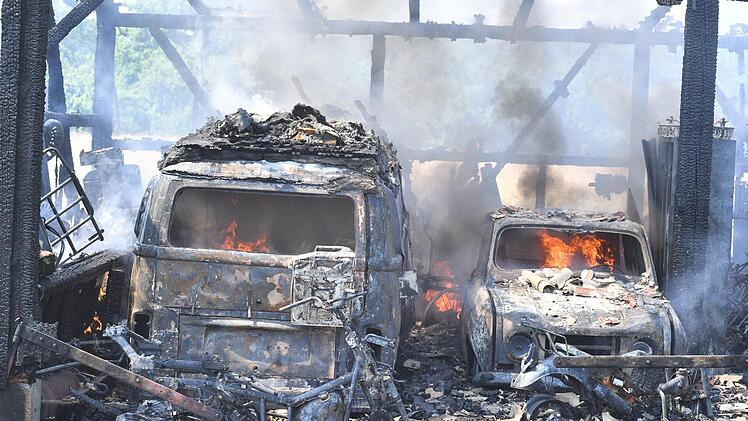Feuerwehreinsatz im Landkreis Bamberg. Zwischen Memmelsdorf und Drosendorf brennt eine Scheune. Foto: Ronald Rinklef