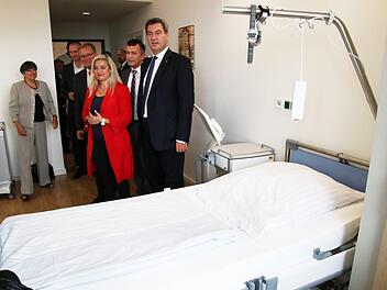 Der Bayerische Ministerpräsident Markus Söder besichtigte zusammen mit der Gesundheits- und Pflegeministerin Melanie Huml (beide CSU) die fertigen unteren Stockwerke des Mammutprojekts. Foto: Sebastian Schanz