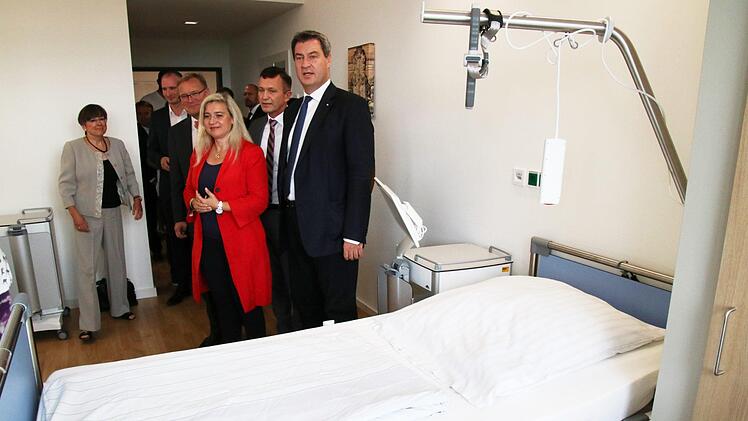 Der Bayerische Ministerpräsident Markus Söder besichtigte zusammen mit der Gesundheits- und Pflegeministerin Melanie Huml (beide CSU) die fertigen unteren Stockwerke des Mammutprojekts. Foto: Sebastian Schanz