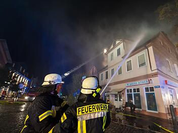Feuerwehrleute sind oft ehrenamtlich im Einsatz und opfern dafür viel freie Zeit.dpa