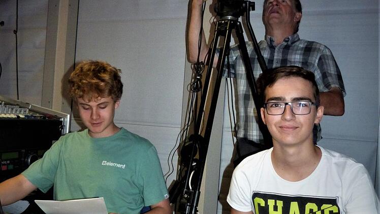 Marc Hammer (links) und Luca di Candia Paradiso (rechts) waren für die Technik zuständig. Rüdiger Baumann filmte die einzelnen Produktionen mit seiner Kamera. Foto: Werner Reißaus