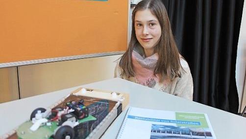Mit Solarstraßen hat sich Justine Heeg in Physik beschäftigt und den Martin-Bauer-Seminararbeitspreis gewonnen.  Foto: Schiffl
