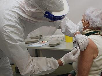 Als erste Frau erhielt  Elisabeth Charlotte Zimmermann die Spritze, die sie vor dem Coronavirus schützen soll. Die 96-Jährige hätte schon am Sonntag die Erste sein sollen, die das Mittel injiziert bekommt. Aber nach der Impf-Panne mit der unterbrochenen Kühlkette musste sie sich wie viele andere auch  noch etwas in Geduld üben. Foto: Jürgen Gärtner