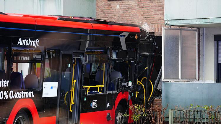 Schulbus mit 20 Kindern f&auml;hrt in Hauswand