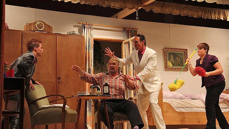 Rocker Simon (Stefan Gerlach), Opa Brunnerschön (Peter Brunner), Josef (Michael Hüfner) und Karin (Selina Neder) streiten sich.