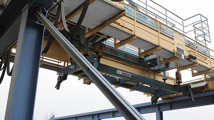 Mit diesem Kran werden die vollen Container auf Eisenbahnwaggons gehoben, die anschließend nach Coburg gebracht werden.
