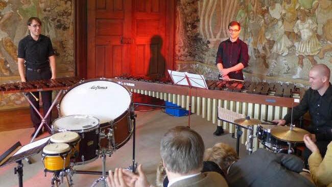 Christoph Käufel, Andreas Fuß und Christoph Günther (von links) eröffnen schlagkräftig das Benefizkonzert in Schloss Burgpreppach.