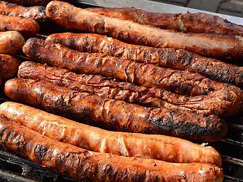 Lieber Bratwurst vom Grill, als Fastfood-Burger. Symbolfoto: Martin Schutt/dpa