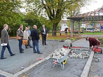 Am Rathausplatz Küps entstehen weitere Parkplätze. Foto: Karl-Heinz Hofmann