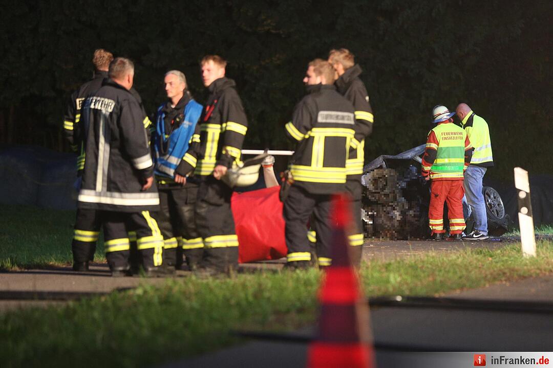 Schrecklicher Unfall am Sonntagmorgen im Kreis Lichtenfels: Zwei junge Maenner verbrennen in Unfallwrack bei Burgkunstadt