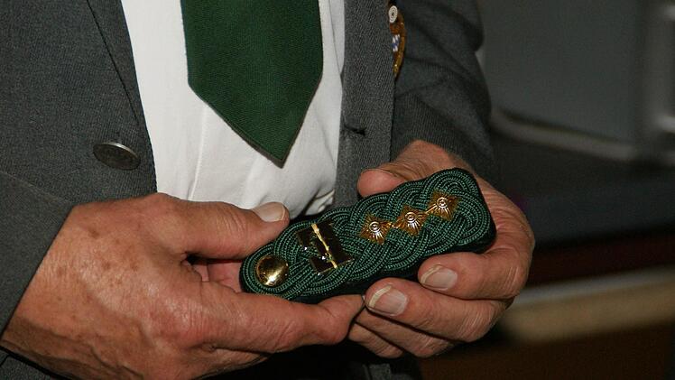 Udo Karg hat über die Jahrzehnte viele Schützen-Auszeichnungen gesammelt, bis hin zum großen Protektoratsabzeichen. Diese Schulterklappen aber, die ihn als Ehrenschützenmeister des von ihm mit gegründeten Schützenvereins Oberschleichach ausweisen, haben für ihn besonderes Gewicht.