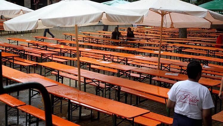 Am Nachmittag waren die Bänke noch nass und verwaist. Foto: Richard Sänger