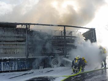 Die Feuerwehr Bad Brückenau und Kothen konnten auch mit 43 Mann nicht verhindern, dass der Lkw komplett ausbrannte. Foto: Michael Krug