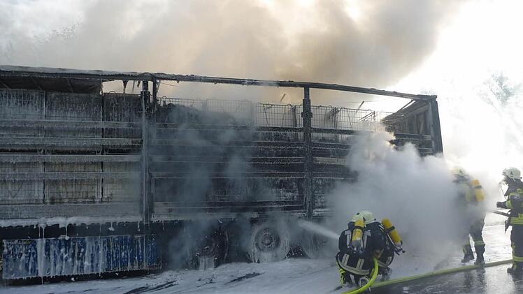 Die Feuerwehr Bad Brückenau und Kothen konnten auch mit 43 Mann nicht verhindern, dass der Lkw komplett ausbrannte. Foto: Michael Krug