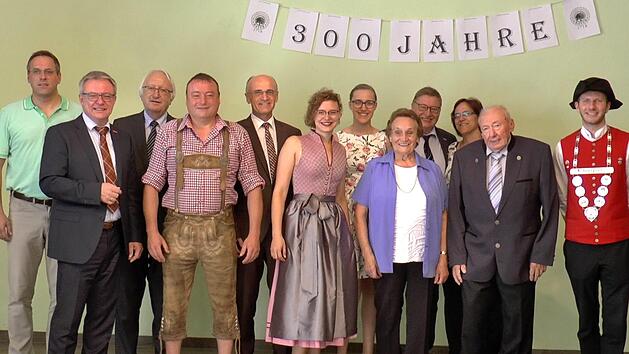 300 Jahre Brautradition feierten (von links) Bürgermeister Matthias Bäuerlein, Frank Weht (Handwerkskammer), Helmut Bayer, Landrat Wilhelm Schneider, Maria Bayer, Stefanie Bayer, Gertrud Bayer, Michael Bayer, Irmgard Bayer, Hermann Bayer und Bierprinz Sebastian Gocker.Christian Licha