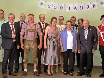 300 Jahre Brautradition feierten (von links) Bürgermeister Matthias Bäuerlein, Frank Weht (Handwerkskammer), Helmut Bayer, Landrat Wilhelm Schneider, Maria Bayer, Stefanie Bayer, Gertrud Bayer, Michael Bayer, Irmgard Bayer, Hermann Bayer und Bierprinz Sebastian Gocker.Christian Licha