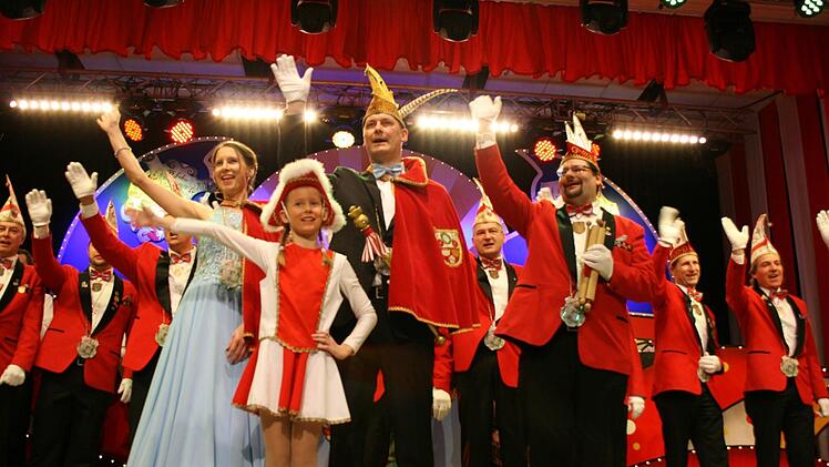Das Prinzenpaar mit Tochter Viktoria_ kanzler und elferräten . Foto: Maria Löffler