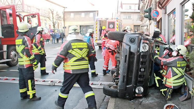 Die Feuerwehrleute bargen die beiden leicht verletzten Insassen des Jeeps aus dem Fahrzeug.