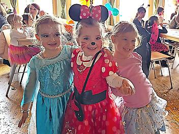 Minnie Maus und ihre Freundinnen hatten großen Spaß beim Familienfasching.
