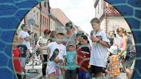 Beim Torwandschießen war Konzentration gefragt.