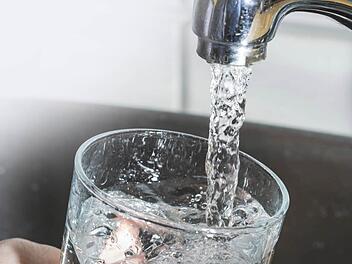 Ob die Gebühren fürs Wasser in Burgkunstadt sinken sollen, ist im Stadtrat umstritten. Foto: Jochen Tack