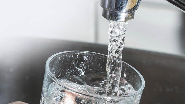 Ob die Gebühren fürs Wasser in Burgkunstadt sinken sollen, ist im Stadtrat umstritten. Foto: Jochen Tack