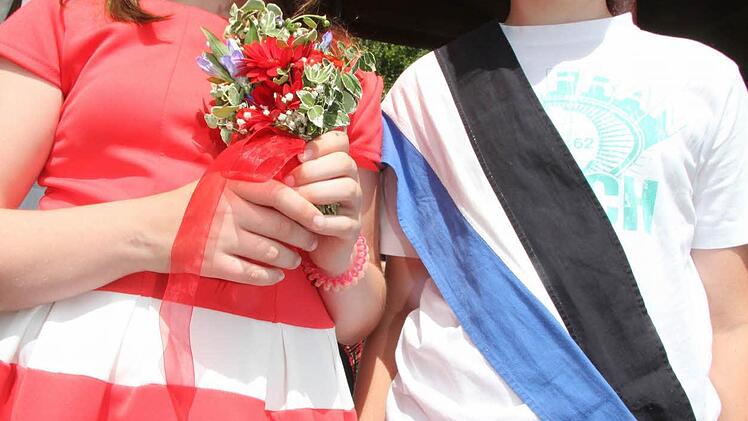 Nina Hempfling (10) und Hannes Rosa (10) sind besonders stolz: Nina darf das Fahnenband tragen, Hannes die Fahne. Foto: Sonja Adam