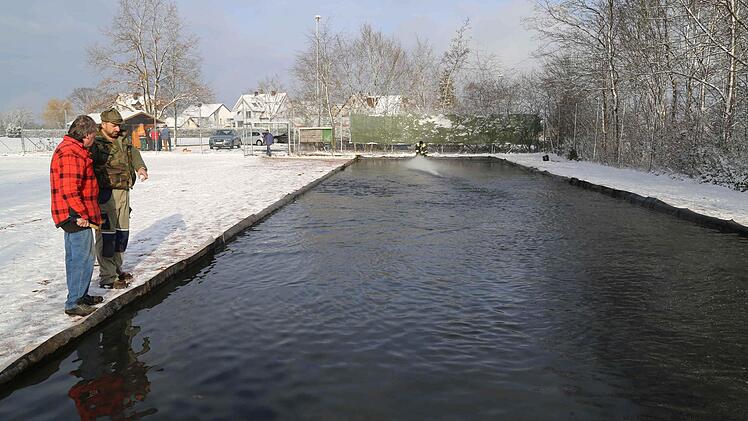 Jetzt muss das Wasser nur noch zum Natureis gefrieren. Foto: Franz Galster