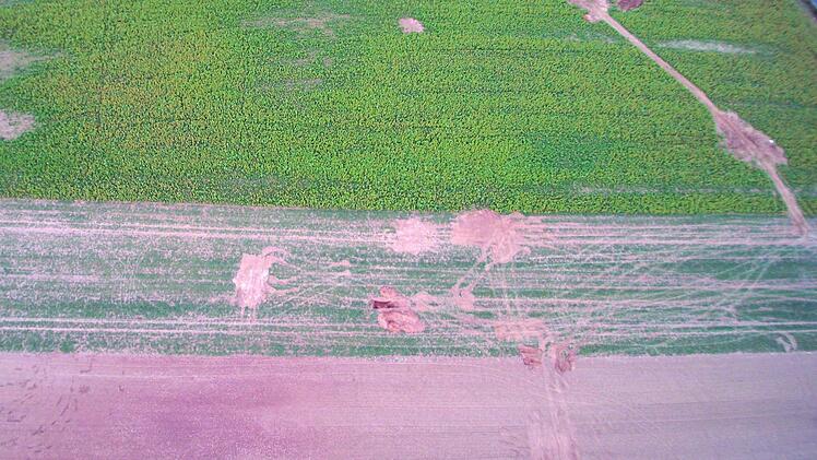 Die Suche nach Munitionsresten hat gewaltige Spuren auf den landwirtschaftlichen Flächen hinterlassen. Foto: Uli Amon