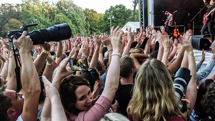 Umjubelter Auftritt: Michael Patrick Kelly fasziniert im ausverkauften Schlosshof von Tambach. Foto: Jochen Berger
