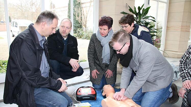 Bilder von der Übung mit dem  Defi. Foto: Ralf Ruppert