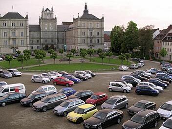 Bislang nur bei Theatervorstellungen erlaubt: Parken auf dem Coburger Schlossplatz. Künftig soll es auch bei verkaufsoffenen Sonntagen erlaubt werden können. Foto: CT-Archiv