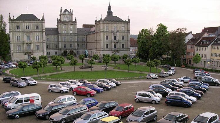 Bislang nur bei Theatervorstellungen erlaubt: Parken auf dem Coburger Schlossplatz. Künftig soll es auch bei verkaufsoffenen Sonntagen erlaubt werden können. Foto: CT-Archiv