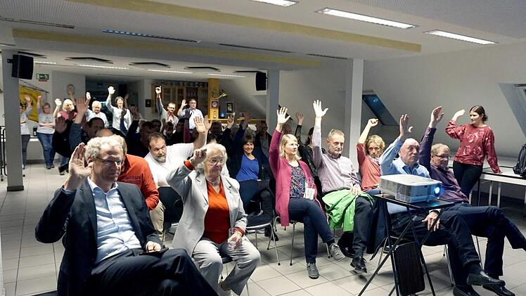 Alle erschienen Mitglieder stimmten der Satzungsänderung zu.     Foto: Richard Sänger