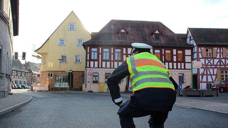 Am Dienstag verschafften sich Verkehrspolizisten einen Eindruck von den Sichtverhältnissen während der Mittagszeit, als das Auto den 57-Jährigen erfasste. Foto: Ronald Heck