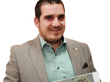 Ein Jahrzehnt, nachdem Architekt Mario Hägele (Stuttgart) seine Ideen dem Seßlacher Stadtrat vorgestellt hatte, präsentierte Bürgermeister Maximilian Neeb den "Lichtmasterplan Seßlach" am Dienstag in gedruckter Form. Foto: Bettina Knauth