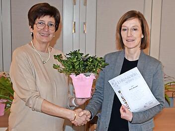 Beate Wagner (r.) wurde für 25 Jahre Vereinszugehörigkeit von Christa Partheymüller geehrt.