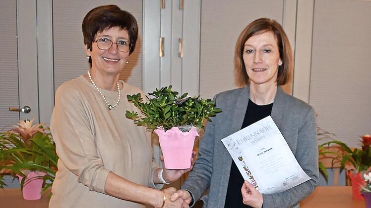 Beate Wagner (r.) wurde für 25 Jahre Vereinszugehörigkeit von Christa Partheymüller geehrt.