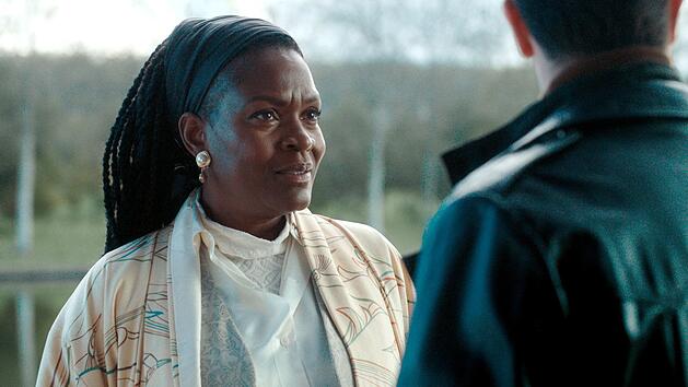 Die H&uuml;terin De Voogd (Romana Vrede) wei&szlig;, ihre Macht f&uuml;r ihren Vorteil zu nutzen.