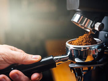Kaffee Gesundheit Koffein Siebtr&auml;ger Espressom&uuml;hle Mahlgrad Bohnen Dosierung Tamping &Uuml;berextraktion Bitterkeit S&auml;ure Sodbrennen Magenreizungen Schlafprobleme Herzrasen Blutdruck Dehydrierung Hygiene Schimmel Frische R&ouml;stung Crema Barista Espressoshot Filter Wasserqualit&auml;t Routine Fehler Folgen