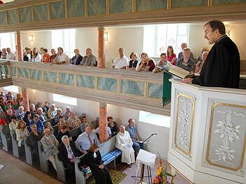 Predigen in einer vollbesetzten Kirche - das ist leider nicht immer so, wie hier vor kurzem beim Solidaritätsgottesdienst gegen Rechts in Rottenbach. Doch die Kirchenvorstandswahl zeigt auch, dass es immer noch viele Menschen gibt, die sich in der Kirche engagieren. Foto: CT-Archiv/Oliver. Schmidt